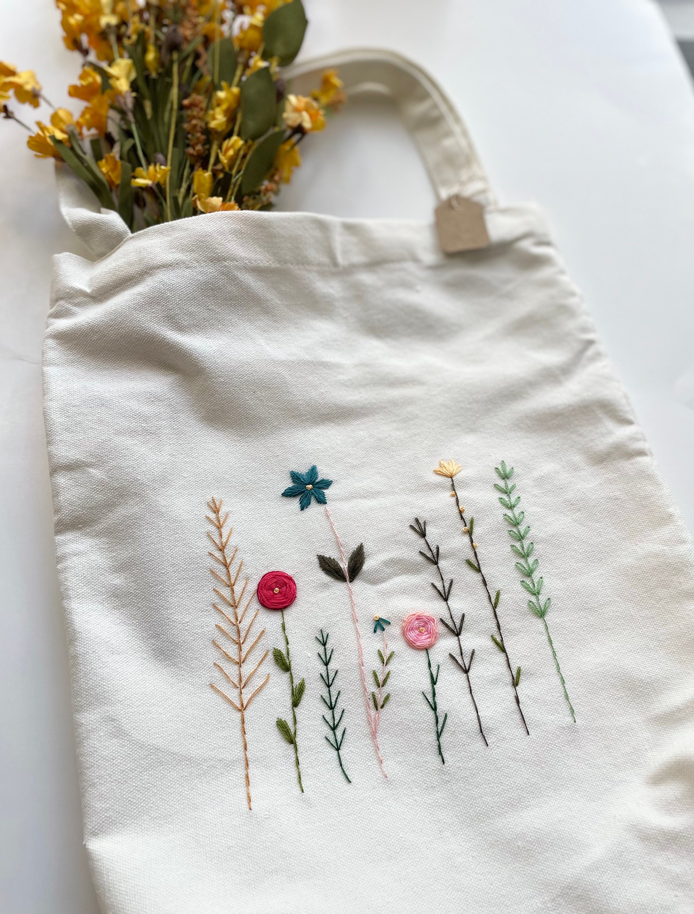ハンドメイド リネントートバッグ「菊の花」 ハンドメイド リネントートバッグ「菊の花」 A4サイズ 草花の刺繍が