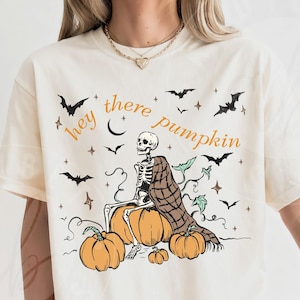 Camiseta Comfort Colors 'Hey There Pumpkin' con diseño de esqueleto: Camiseta espeluznante de Halloween con estampado otoñal dibujado a mano.