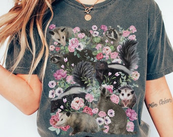 Camiseta Comfort Colors Floral Street Cat: Camiseta con estampado de mofeta, zarigüeya y mapache.