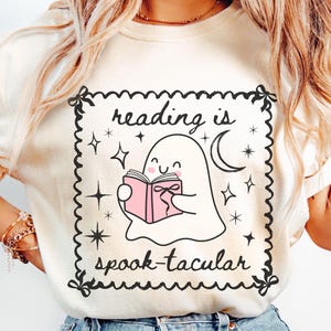 Comfort Colors Reading is Spooktacular-shirt, rommelige flirt leesgrage cartoon Ghost Reading Halloween-shirt, schattige strikken Bookcore Teacher Tee