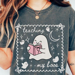 Comfortkleuren Teaching My Boos-shirt, rommelige flirt leesgrage cartoon Ghost Reading Halloween-shirt, schattige strikken Bookcore Teacher Tee