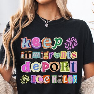 Peut inclure: T-shirt noir avec l'inscription "keep the immigrants deport the ice holes" en lettres colorées découpées. Le t-shirt est associé à un short en jean et un cardigan crème.