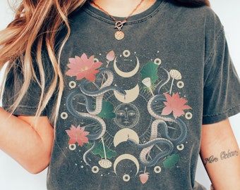 Camisa de serpiente Comfort Colors: Camiseta Whimsigoth con fases lunares florales