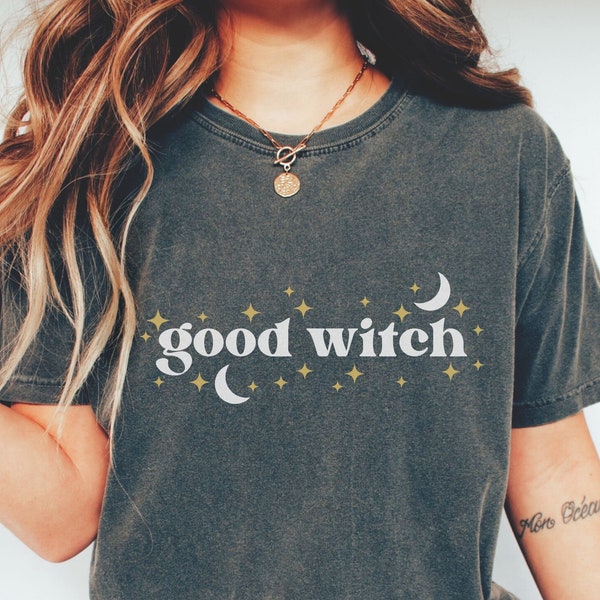 Chemise de bonne sorcière couleurs confort, t-shirt dicton de sorcière céleste, t-shirt païen wicca teint en pièce mignon, t-shirt d'Halloween pour maman mystique