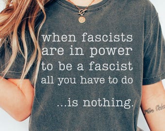 Camiseta unisex "Resistir el Fascismo" de Comfort Colors.