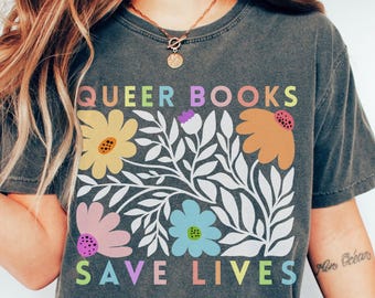 Camiseta "Los libros queer salvan vidas": Camiseta literaria floral arcoíris