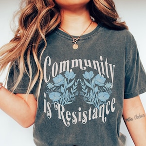 Comfort Colors Gemeinschaft ist Widerstand Shirt: Retro Floral AKTIVISMUS T-Shirt