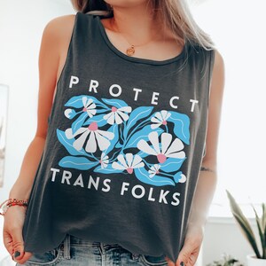 Comfort Colors Protect Trans Folks-tanktop: boho bloemendessin
