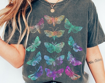 Camiseta Comfort Colors com estampa tie-dye de borboleta: Camiseta hippie botânica com estampa de mariposa