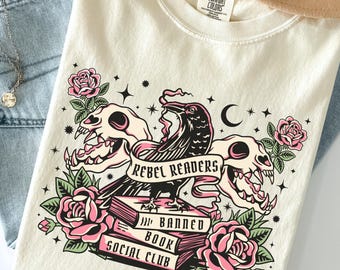Camiseta Comfort Colors "Rebel Readers Banned Book Social Club": Camiseta de activismo literario celestial con cuervos y calaveras estilo tatuaje