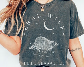 Komfortfarben Waschbär-Shirt : Feral Wives Build Character Tee