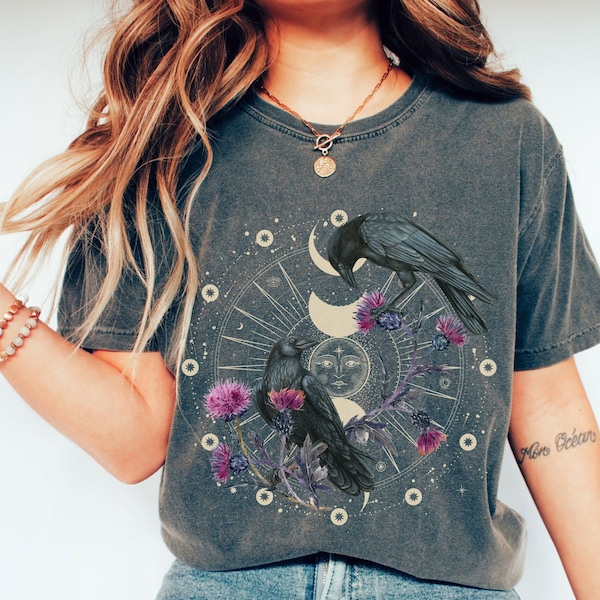 Himmlische Raben und Disteln Komfort Farben Shirt, Vogel Liebhaber Mond Phase Blumen Geschenk, Whimsigoth Mystic Mama Witchy Crowcore Geschenkidee