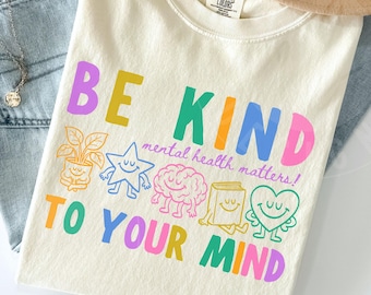 Camiseta Comfort Colors 'Sé amable con tu mente': Camiseta retro con estampado llamativo que dice 'La salud mental importa'.