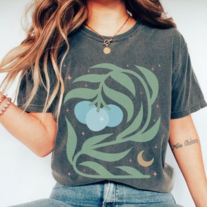 Camisa Comfort Colors Celestial Blueberry: Top de inspiración artística inspirada en la naturaleza.