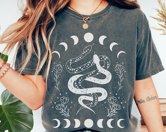 Camiseta de colores cómodos con fases lunares de serpiente: Camiseta de serpiente celestial