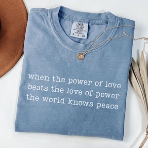 Comfort Colors 'När kärlekens kraft slår maktens kärlek'-tröja: Minimalistisk inspirerande fredsprotest-tröja