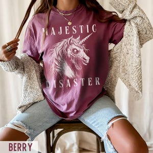 Camiseta Majestic Disaster de Comfort Colors: Camiseta gótica de terror, zombi y unicornio Berry