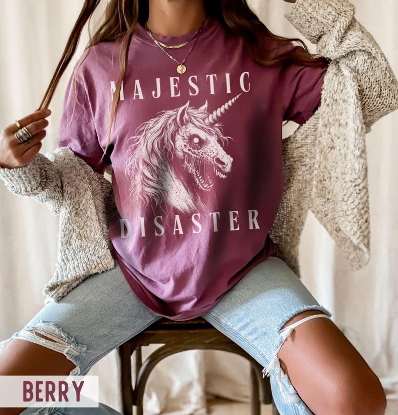 Camiseta Majestic Disaster de Comfort Colors: Camiseta gótica de terror, zombi y unicornio Berry