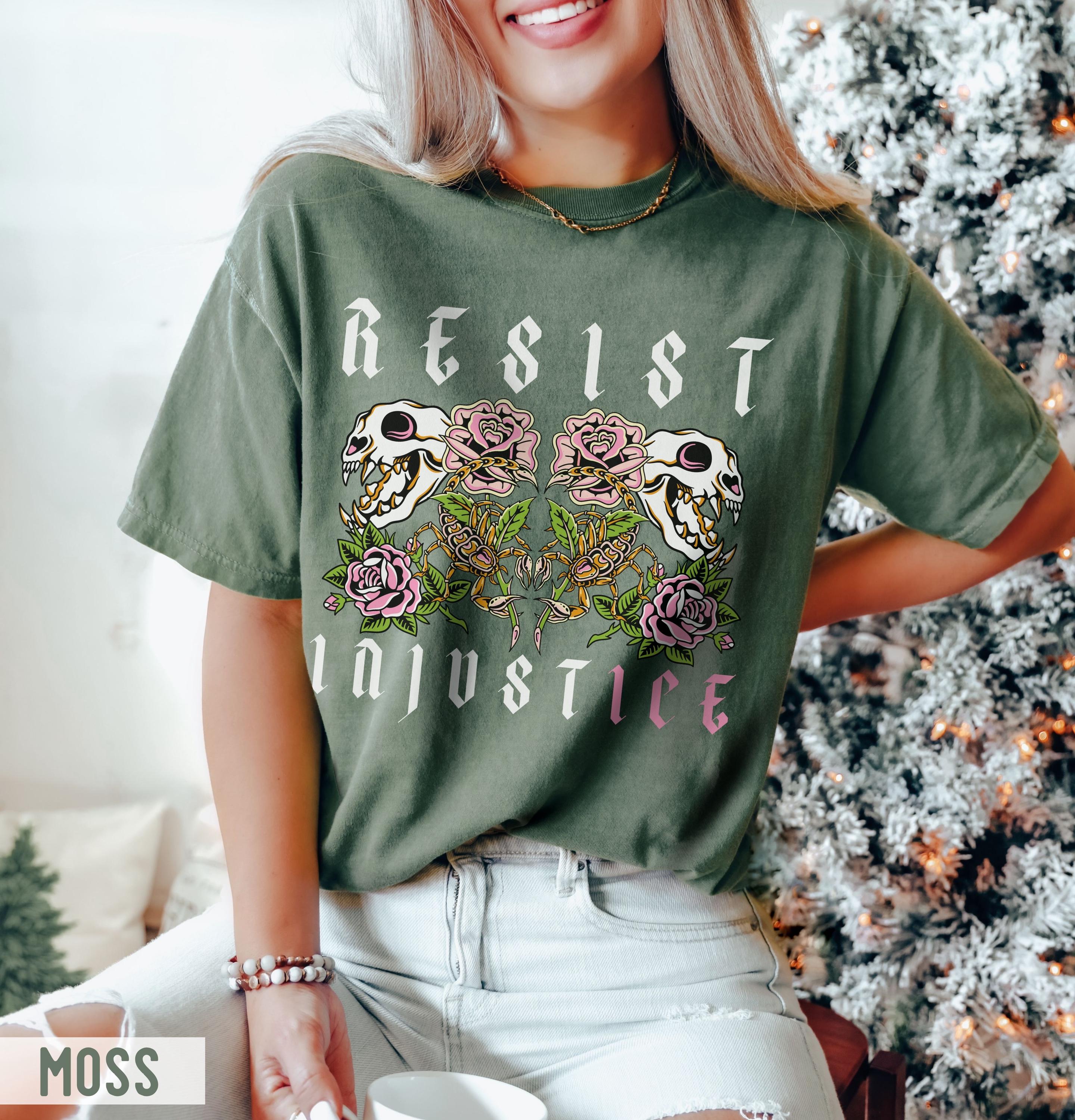 Comfort Colors「Resist InjustICE」シャツ：タトゥー風ゴシック移民反