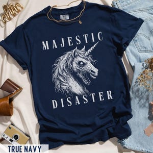 Camiseta Majestic Disaster de Comfort Colors: Camiseta gótica de terror, zombi y unicornio True Navy