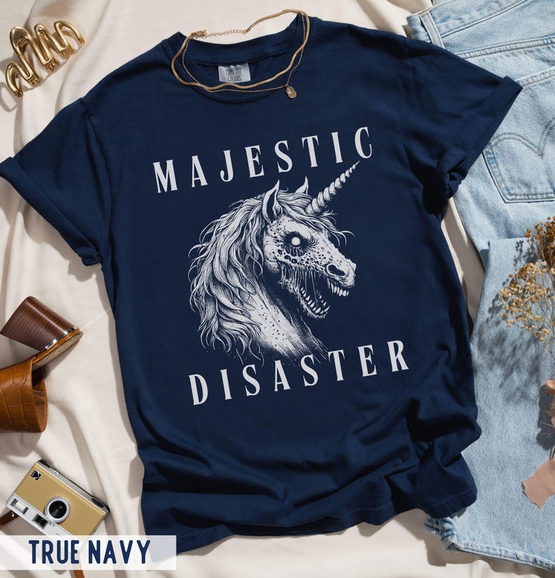 Camiseta Majestic Disaster de Comfort Colors: Camiseta gótica de terror, zombi y unicornio True Navy