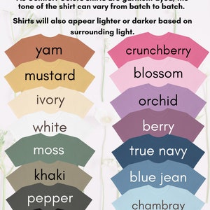 K&ouml;nnte beinhalten: Eine Tabelle, die die Farbm&ouml;glichkeiten f&uuml;r Comfort Colors Shirts zeigt. Die Farben werden in Reihen von drei angezeigt, wobei die Namen der einzelnen Farben unter dem Shirt aufgef&uuml;hrt sind. Die Farben umfassen: Yam, Senf, Elfenbein, Wei&szlig;, Moos, Khaki, Pfeffer, Schwarz, Crunchberry, Bl&uuml;te, Orchidee, Beere, Dunkelblau, Jeansblau, Chambray und Kreide-Minze.