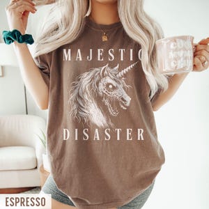 Camiseta Majestic Disaster de Comfort Colors: Camiseta gótica de terror, zombi y unicornio Espresso