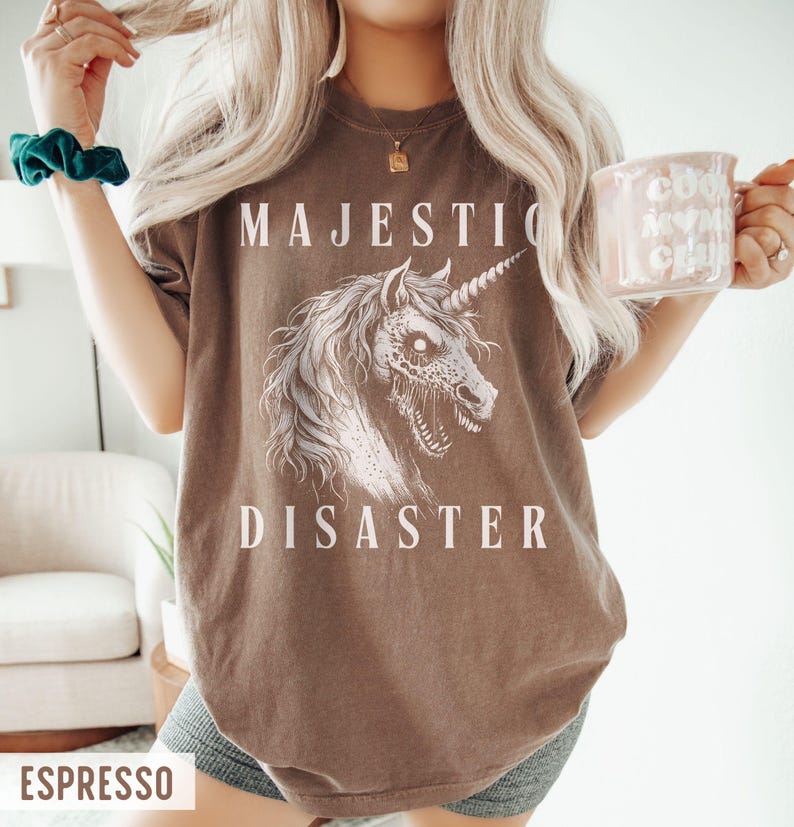 Camiseta Majestic Disaster de Comfort Colors: Camiseta gótica de terror, zombi y unicornio Espresso