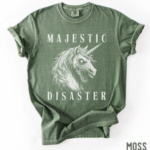 Camiseta Majestic Disaster de Comfort Colors: Camiseta gótica de terror, zombi y unicornio Moss