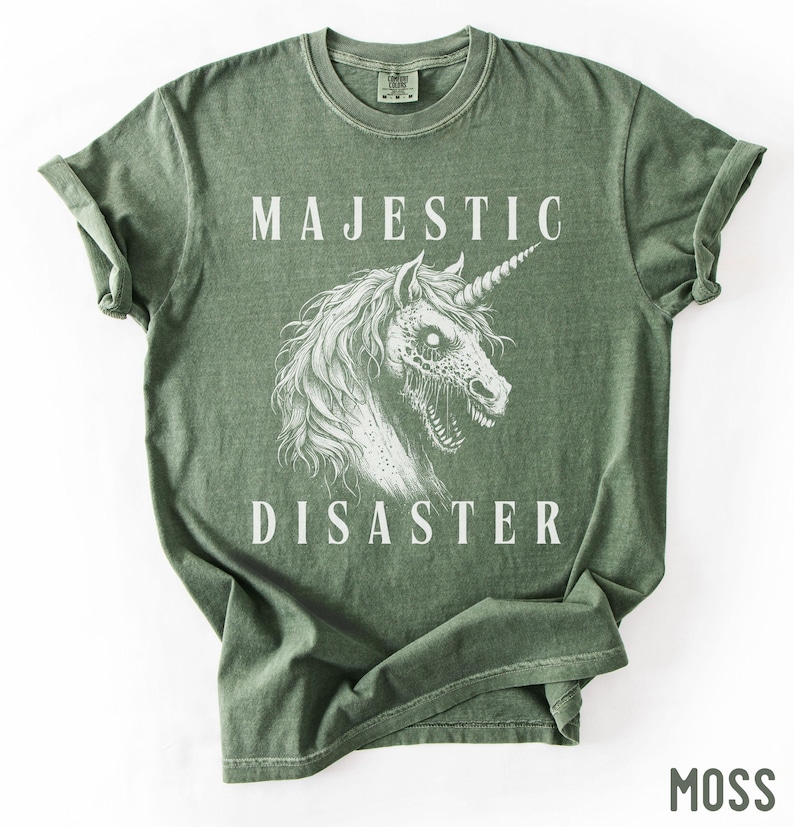 Camiseta Majestic Disaster de Comfort Colors: Camiseta gótica de terror, zombi y unicornio Moss