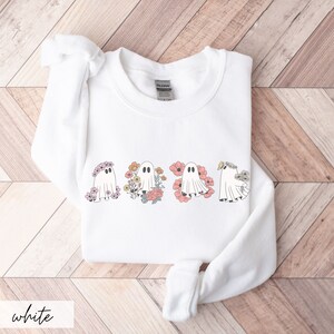 Cottagecore Ghost med blommor tröja, Spooky Season White