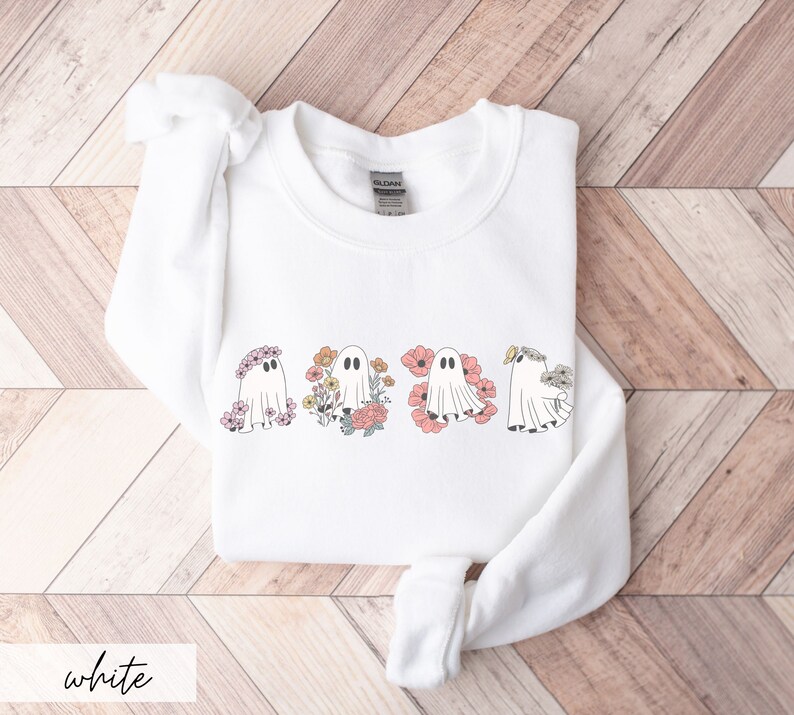 Cottagecore Ghost med blommor tröja, Spooky Season White