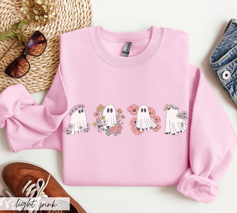 Cottagecore Ghost med blommor tröja, Spooky Season Light Pink