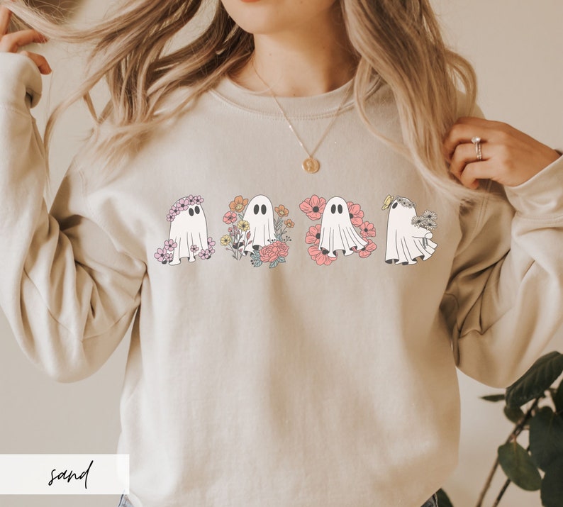 Cottagecore Ghost med blommor tröja, Spooky Season Sand