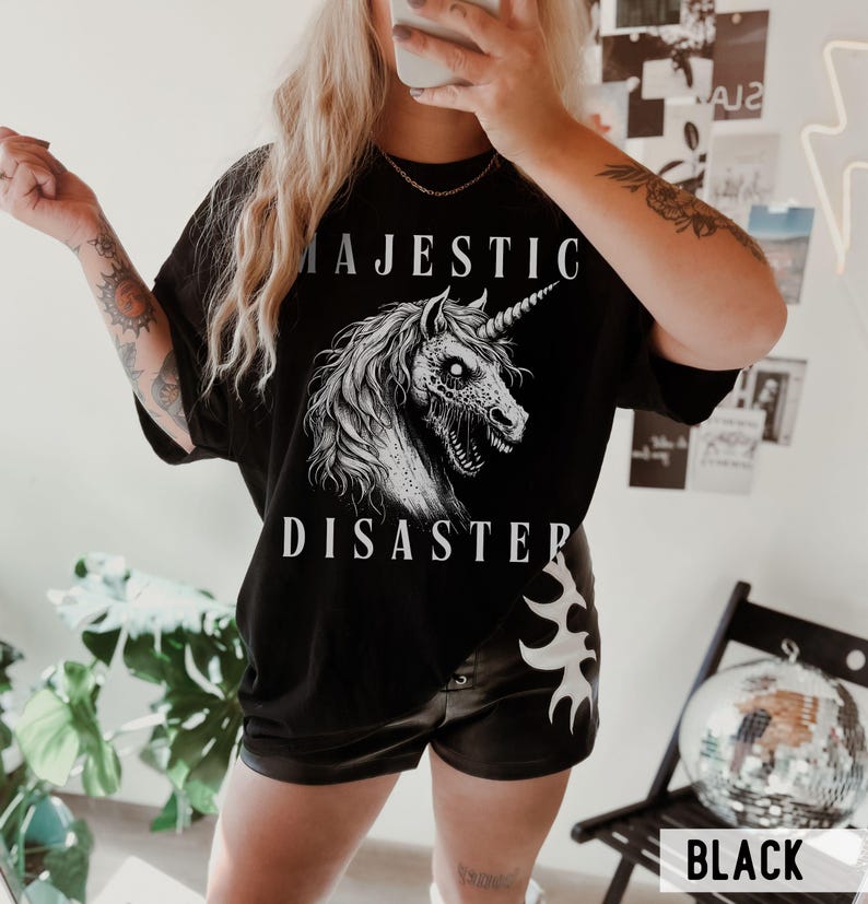 Camiseta Majestic Disaster de Comfort Colors: Camiseta gótica de terror, zombi y unicornio imagen 8
