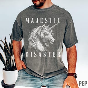 Camiseta Majestic Disaster de Comfort Colors: Camiseta gótica de terror, zombi y unicornio imagen 9