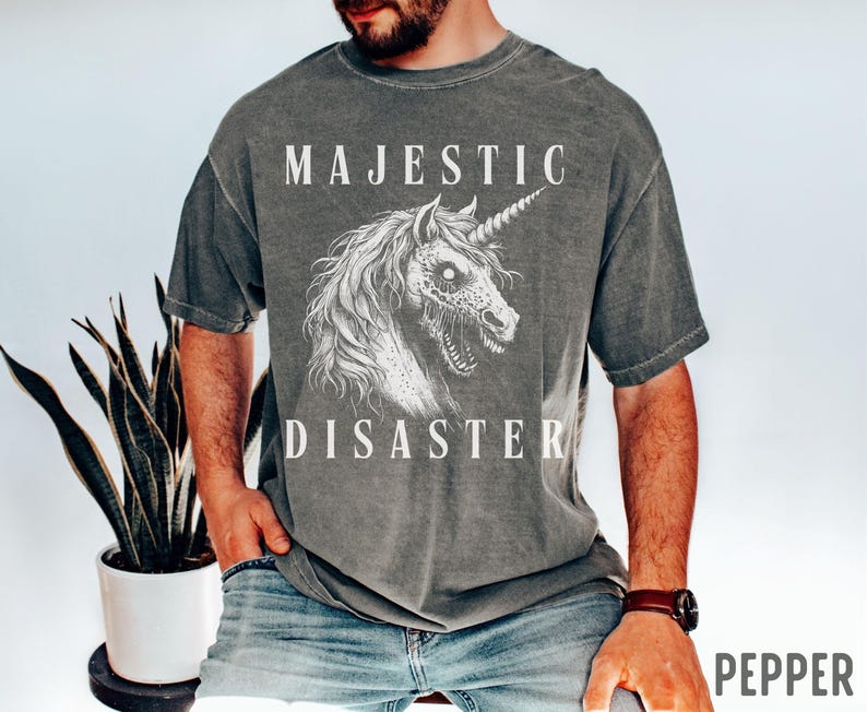 Camiseta Majestic Disaster de Comfort Colors: Camiseta gótica de terror, zombi y unicornio imagen 9