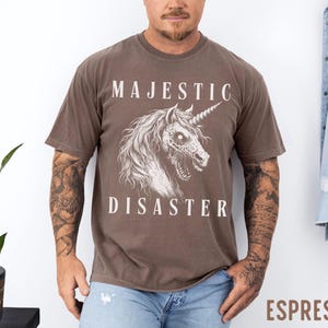 Camiseta Majestic Disaster de Comfort Colors: Camiseta gótica de terror, zombi y unicornio imagen 7