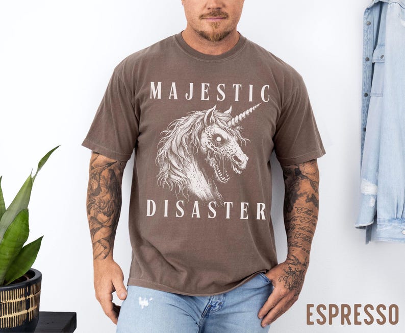 Camiseta Majestic Disaster de Comfort Colors: Camiseta gótica de terror, zombi y unicornio imagen 7