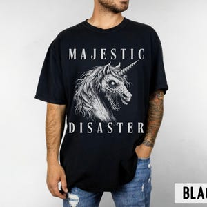 Camiseta Majestic Disaster de Comfort Colors: Camiseta gótica de terror, zombi y unicornio Black