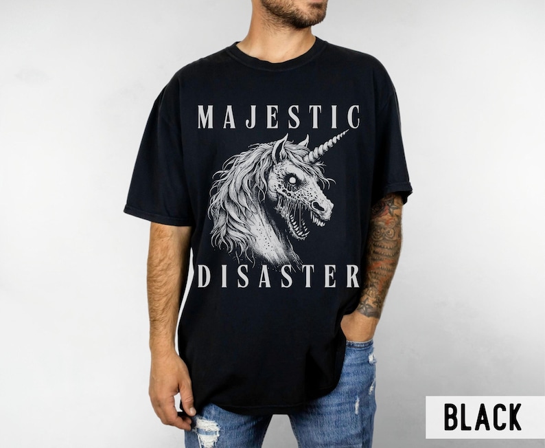 Camiseta Majestic Disaster de Comfort Colors: Camiseta gótica de terror, zombi y unicornio Black
