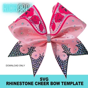 Könnte beinhalten: Eine rosa Cheerleader-Schleife mit Strass-Design. Die Schleife hat ein Rosenmuster und ist mit Strasssteinen verziert. Der Text "RICH GIRL" befindet sich oben links und "DOWNLOAD ONLY" unten links. Der Text "SVG RHINESTONE CHEER BOW TEMPLATE" befindet sich unten.