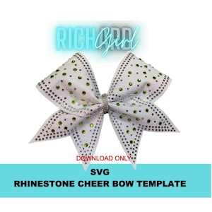 Op de afbeelding: Een witte strass cheer bow sjabloon met groene en heldere strass steentjes. De strik heeft een zilveren midden en is versierd met kleine zwarte stippen. De tekst "RICH GIRL" staat boven de strik en de tekst "SVG RHINESTONE CHEER BOW TEMPLATE" eronder.