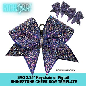 Könnte beinhalten: Eine marineblaue Cheerleader-Schleife mit Strasssteinen, einem silbernen Verschluss und drei kleineren Schleifen. Die große Schleife ist mit schillernden Strasssteinen bedeckt. Der Text auf dem Bild lautet "RICH Girl" und "SVG 5,7 cm Schlüsselanhänger oder Pigtail Rhinestone Cheer Bow Template".