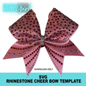 Könnte beinhalten: Eine pinkfarbene Cheerleader-Schleife mit Strasssteinen und einem funkelnden Design. Die Schleife hat eine zentrale Strassverzierung und ist mit Reihen aus roten und klaren Strasssteinen verziert. Der Text "SVG RHINESTONE CHEER BOW TEMPLATE" befindet sich unten.