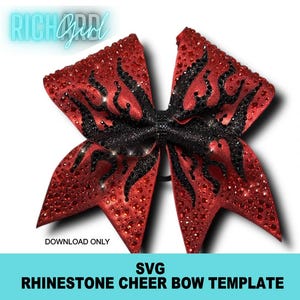 Könnte beinhalten: Ein roter Cheerleader-Haarband mit Strasssteinen und schwarzen Glitzerakzenten in einem Flammendesign. Die Schleife hat eine schwarze Mitte und ist mit funkelnden Strasssteinen bedeckt. Der Text unten lautet "SVG RHINESTONE CHEER BOW TEMPLATE".