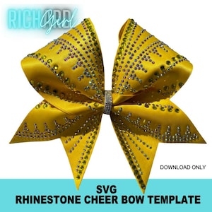 Könnte beinhalten: Ein leuchtend gelber Cheerleader-Haarband mit Strasssteinen und einem glitzernden silbernen Mittelteil. Der Haarschmuck ist mit zahlreichen schillernden Strasssteinen in dekorativen Mustern verziert. Der Text "RICH Girl" befindet sich oben links. Der Text "SVG RHINESTONE CHEER BOW TEMPLATE" steht unten.