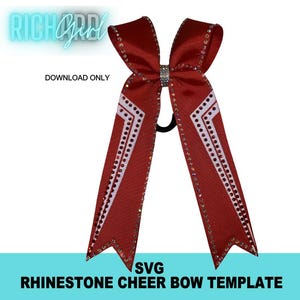 Peut inclure: Un nœud de cheerleading rouge avec des accents blancs et strass. Le nœud a un centre en strass et est attaché à un élastique noir. Le texte "SVG RHINESTONE CHEER BOW TEMPLATE" est au bas de l'image.