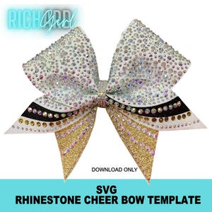 Könnte beinhalten: Eine große, weiße Cheerleader-Schleife mit Strasssteinen und goldenen Glitzerakzenten. Die Schleife hat ein schwarz-goldenes Streifendesign und ist mit funkelnden Strasssteinen bedeckt. Der Text auf dem Bild lautet "SVG RHINESTONE CHEER BOW TEMPLATE" und "DOWNLOAD ONLY".