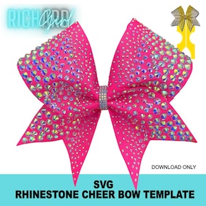 Puede incluir: Un lazo de animadora rosa brillante con pedrería y detalles iridiscentes. El lazo presenta un diseño brillante y adornado con pedrería y una banda plateada en el centro. El texto en la parte inferior dice "SVG RHINESTONE CHEER BOW TEMPLATE".
